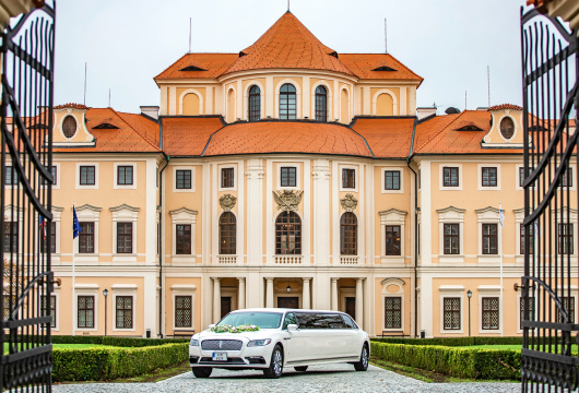 LIMOUSINEN in the Czech Republic: Ride of a Lifetime LINCOLN CONTINENTAL