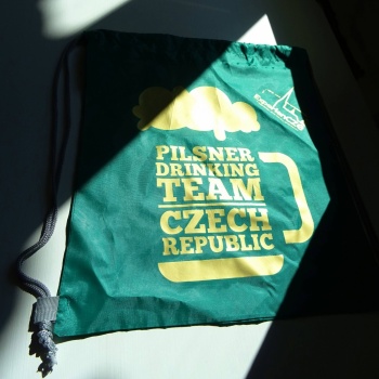 Pilsner Drinking Team Czech Republic: Drawstring Bagpack - GREEN + GOLDEN logo