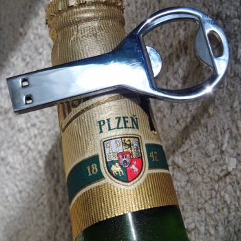 Český retro otvírák na pivo: USB nosič - 64 GB