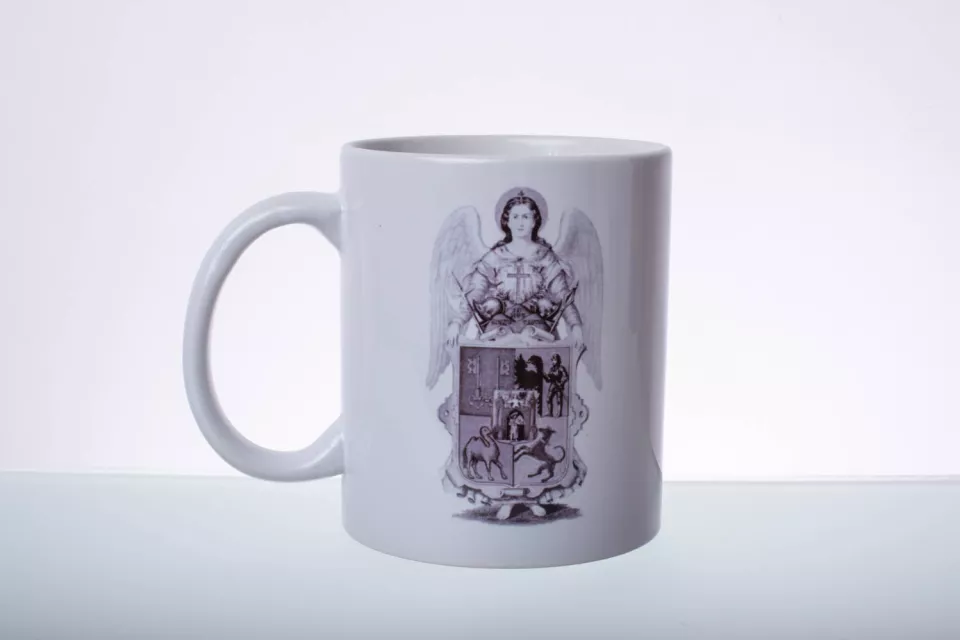 Pilsen Sehenswürdigkeiten: Keramik Tasse - Schwarz-Weiß-Stadtwappen auf der Rückseite