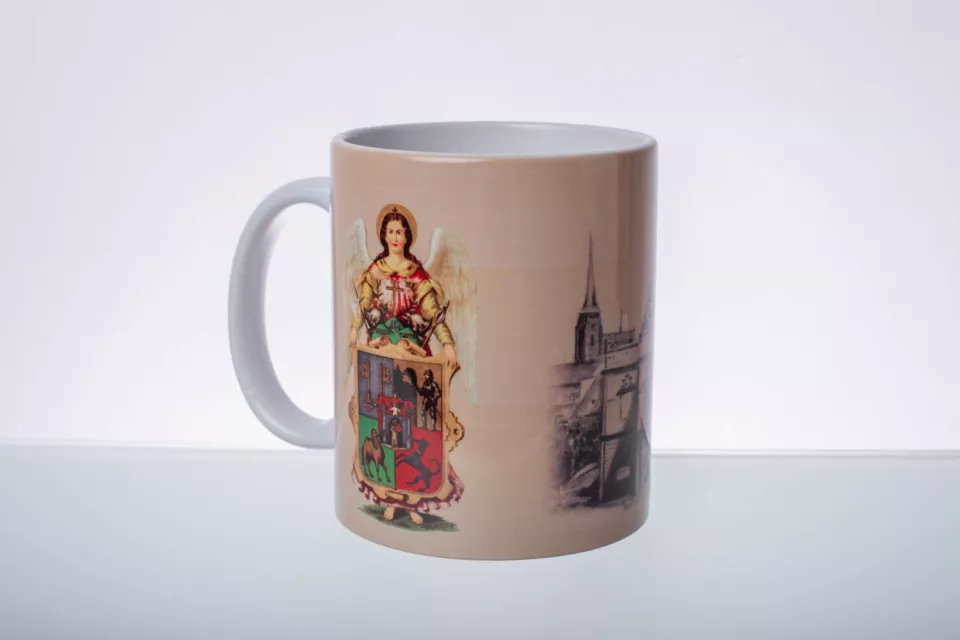 Pilsen Sehenswürdigkeiten: Keramik Tasse - Bunter Stadtwappen auf der Rückseite
