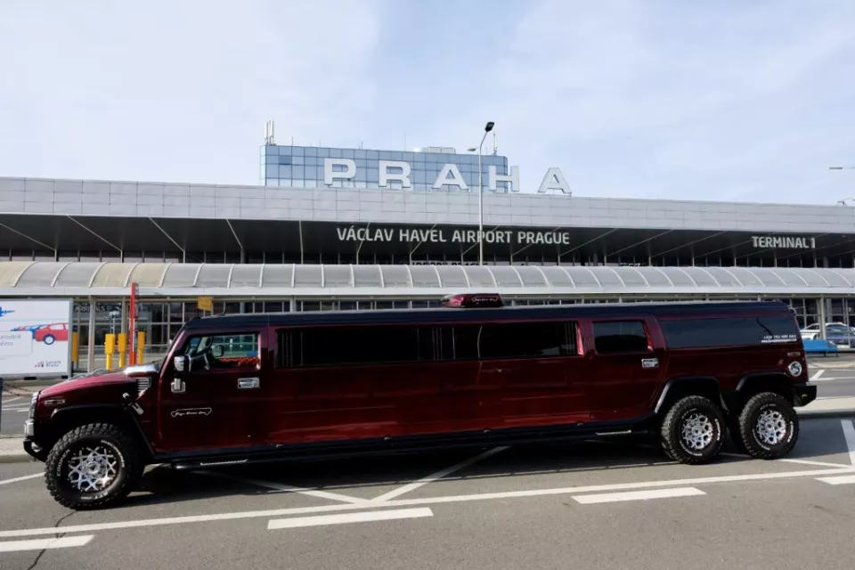 LIMUZÍNY v České republice: jízda Vašeho života HUMMER ČERVENÝ