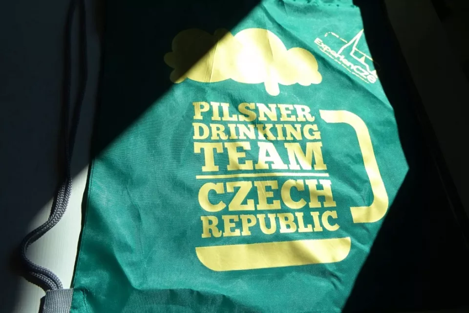 Pilsner Drinking Team Czech Republic: Drawstring Bagpack - GREEN + GOLDEN logo