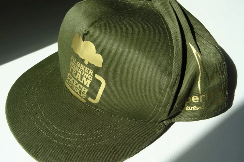 Pilsner Drinking Team Czech Republic: Unisex Kappe - KHAKI + GOLDENES Logo