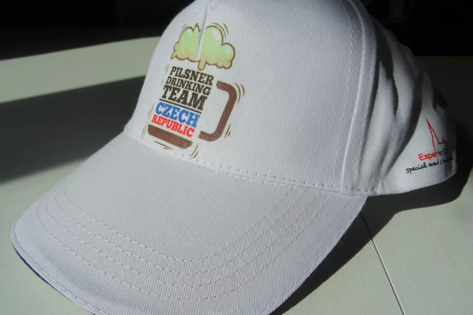 Pilsner Drinking Team Czech Republic: Unisex Kappe - WEISS + FARBIGES Logo