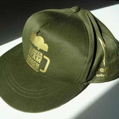 Pilsner Drinking Team Czech Republic: Unisex Kappe - KHAKI + GOLDENES Logo