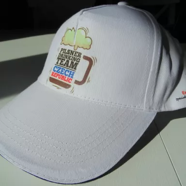Pilsner Drinking Team Czech Republic: Unisex Kappe - WEISS + FARBIGES Logo